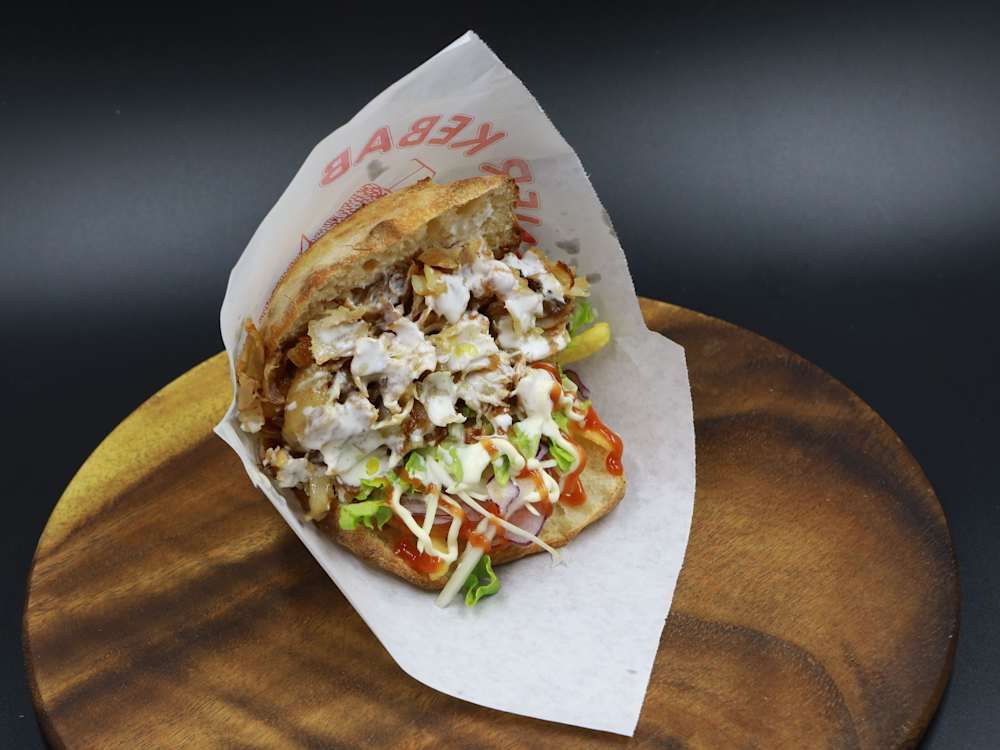 Panino kebab nel pane tipo arabo, avvolto nella carta