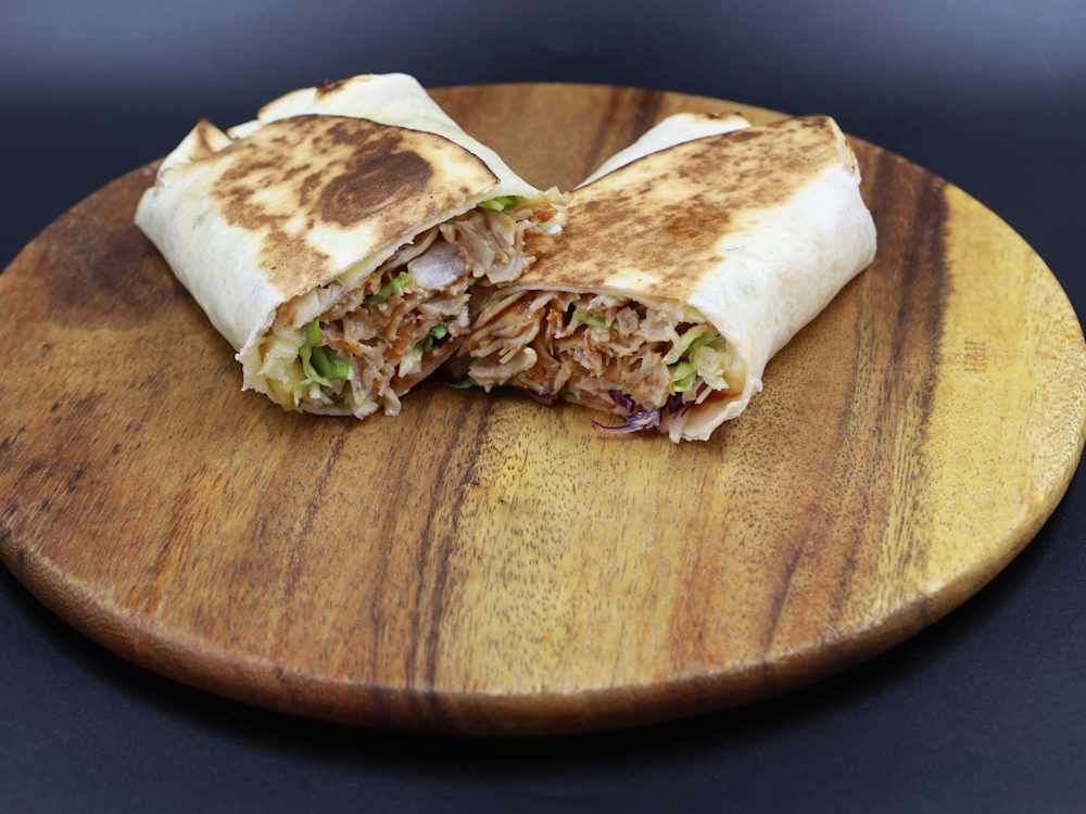 Piadina kebab arrotolata e tagliata a metà