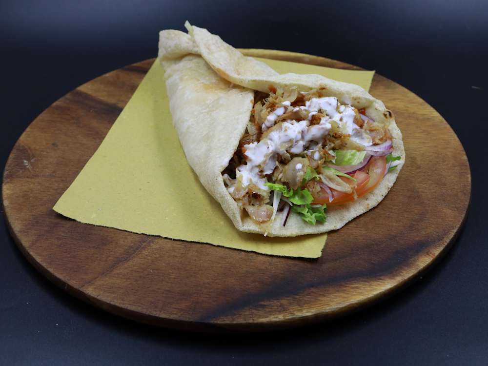 Pita kebab ripiegata, con carne, verdure e salsa