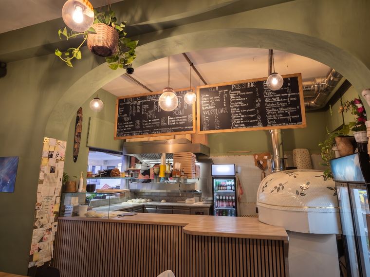Il bancone e il forno della sede di Ravenna, con le lavagne del menù
